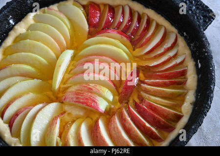 Eine rohe Apfelkuchen mit Honig Stockfoto