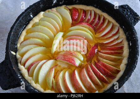 Eine rohe Apfelkuchen mit Honig Stockfoto