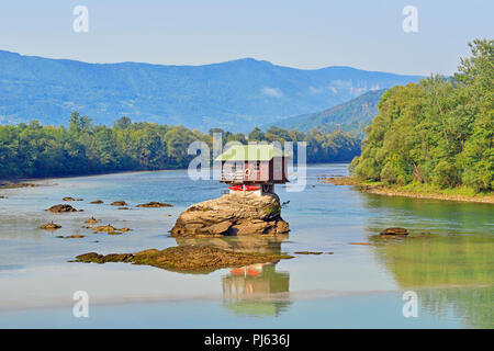 Haus am Fluss Drina, Bajina Basta, Serbien Stockfoto