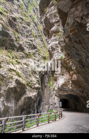 Cliffside Straße unter Felsüberhang und Marmor Canyons und Tunnel von neun dreht, Taroko Nationalpark, Hualien, Taiwan Stockfoto