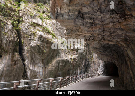 Cliffside Straße unter Felsüberhang und Marmor Canyons und Tunnel von neun dreht, Taroko Nationalpark, Hualien, Taiwan Stockfoto