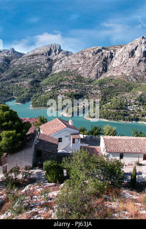 Häuser und türkisblauem Wasser Behälter in der Stadt von Guadalest in Valencia in Spanien, Europa. Stockfoto