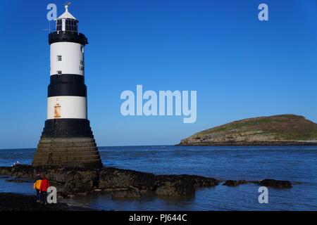 TRWYN DU LEUCHTTURM, in der Nähe von PENMON PUNKT, auf Anglesey, PUFFIN ISLAND RECHTS, aufgenommen im März 2015. Stockfoto