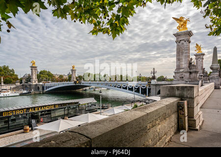 Ansicht mit Blick über die prunkvollen Brücke Alexander III nach dem Grand Palais in Paris, Frankreich, am 26. August 2018 Stockfoto