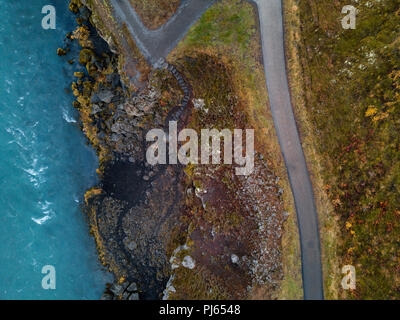 Skyview der Wasserfall Godafoss. Es zu einem der spektakulären Wasserfälle in Island. Fluss skjálfandafljót. Luftaufnahmen von Drohne erfasst Stockfoto