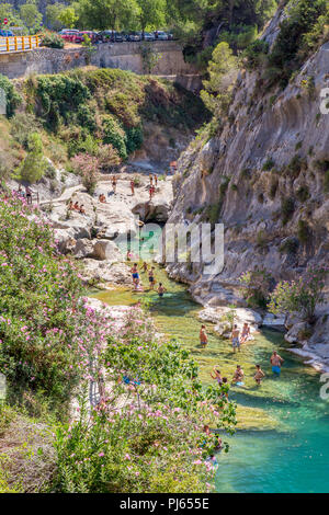 El Pou Clar beliebte Schwimmen im Fluss, in der Nähe von Bocairent, Valencia, Spanien Stockfoto