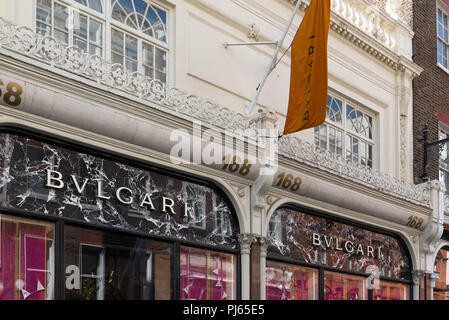 Bulgari shop vorne, Einzelhändler der italienische Designer Schmuck, Uhren, Accessoires und Düfte, in New Bond Street, London, England, UK, Vereinigtes Königreich Stockfoto