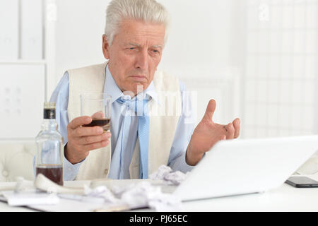 Portrait von umgekippt älterer Geschäftsmann Alkohol Stockfoto