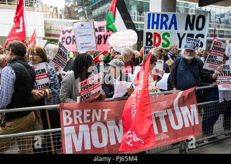 London, Großbritannien. September 2018. Anhänger von Jeremy Corbyn von Jewish Voice for Labour, Momentum und anderen Gruppen kämpfen außerhalb des Hauptsitzes der Labour Party an dem Tag, an dem die Partei NEC die IHRA-Definition und Beispiele für Antisemitismus übernehmen sollte. Quelle: Mark Kerrison/Alamy Live News Stockfoto