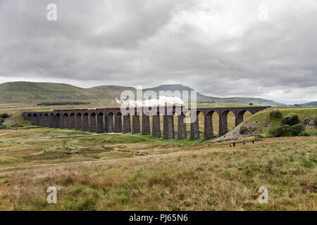 Ribblehead, North Yorkshire, UK. 4. September 2018. Die dalesman Dampfzug kreuze Ribblehead Viadukt über die Carlisle Railway Line vereinbaren. Die dalesman ist eine reguläre Sonderzug über den Sommer und ist Dampf bespannt von hellifield (in der Nähe von Skipton) nach Carlisle und zurück. Heute ist der Zug von 45669 "Galatea", eine Lokomotive von der LMS Railway Company 1936 bauen. Quelle: John Bentley/Alamy leben Nachrichten Stockfoto