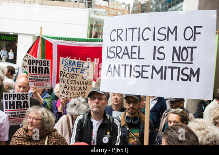 London, Großbritannien. September 2018. Anhänger von Jeremy Corbyn von Jewish Voice for Labour, Momentum und anderen Gruppen kämpfen außerhalb des Hauptsitzes der Labour Party an dem Tag, an dem die Partei NEC die IHRA-Definition und Beispiele für Antisemitismus übernehmen sollte. Quelle: Mark Kerrison/Alamy Live News Stockfoto