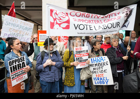 London, Großbritannien. September 2018. Anhänger von Jeremy Corbyn von Jewish Voice for Labour, Momentum und anderen Gruppen kämpfen außerhalb des Hauptsitzes der Labour Party an dem Tag, an dem die Partei NEC die IHRA-Definition und Beispiele für Antisemitismus übernehmen sollte. Quelle: Mark Kerrison/Alamy Live News Stockfoto