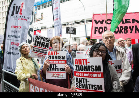 London, Großbritannien. September 2018. Anhänger von Jeremy Corbyn von Jewish Voice for Labour, Momentum und anderen Gruppen kämpfen außerhalb des Hauptsitzes der Labour Party an dem Tag, an dem die Partei NEC die IHRA-Definition und Beispiele für Antisemitismus übernehmen sollte. Quelle: Mark Kerrison/Alamy Live News Stockfoto