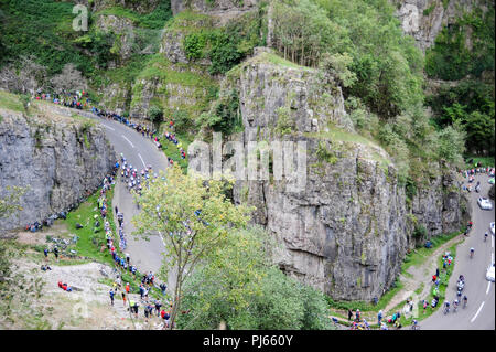 Cheddar Gorge, Somerset, UK, 4. September 2018. Die Tour von Großbritannien, Stufe 3 Bristol Bristol. Das Peloton Winde durch Cheddar Gorge. © David Rebhuhn/Alamy leben Nachrichten Stockfoto