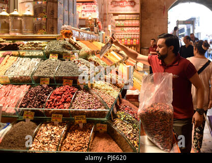 (180904) - Istanbul, Sept. 4, 2018 (Xinhua) - ein Mitarbeiter der Spice Shop wählt Gewürze auf einem Markt in Istanbul, Türkei, an Sept. 4, 2018. Türkische Inflationsrate im August in der schnellsten Geschwindigkeit beschleunigt in 15 Jahren, was mehr Druck auf den bereits schwächer Lira, während die Zentralbank bei einer Zinserhöhung in der kommenden Woche angedeutet hat. (Xinhua / Er Canling) (yg) Stockfoto