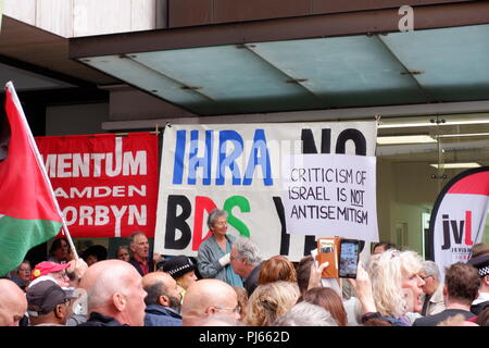 London, Großbritannien. 4. September 2018. Proteste außerhalb der Labour Party HQ (London) vor einer Sitzung der NEC zu diskutieren, ob in vollständige Definition der Internationalen Holocaust die Erinnerung Bündnis gegen Antisemitismus zu erlassen. Credit: Jonathan Jones/Alamy Live News Credit: Jonathan Jones/Alamy leben Nachrichten Stockfoto