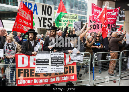 London, Großbritannien. September 2018. Orthodoxe Haredi-Juden aus Neturei Karta schließen sich den Anhängern von Jeremy Corbyn von der Jewish Voice for Labour, Momentum und anderen Gruppen an, die außerhalb des Hauptsitzes der Labour Party an dem Tag, an dem die Partei NEC die IHRA-Definition und Beispiele für Antisemitismus übernehmen sollte. Quelle: Mark Kerrison/Alamy Live News Stockfoto