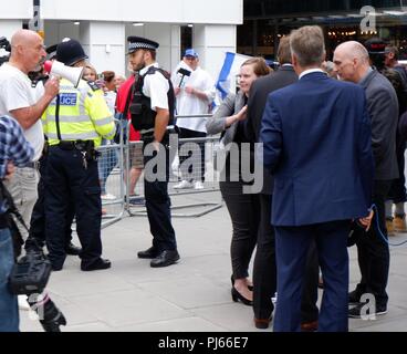 Ein Demonstrant und Arbeit MP Chris Williamson bei einem Protest außerhalb der Labour Party HQ (London, UK). Die Proteste waren vor einer Tagung der NEC gehalten, darüber zu diskutieren, ob oder nicht die Definition der vollständige Internationale Erinnerung an den Holocaust Bündnis des Antisemitismus zu verabschieden. Credit: Jonathan Jones/Alamy leben Nachrichten Stockfoto