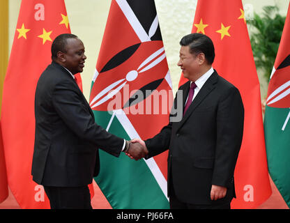 Peking, China. 4. Sep 2018. Der chinesische Präsident Xi Jinping trifft sich mit kenianischen Präsidenten Uhuru Kenyatta in der Großen Halle des Volkes in Peking, der Hauptstadt von China, Sept. 4, 2018. Credit: Yin Bogu/Xinhua/Alamy leben Nachrichten Stockfoto