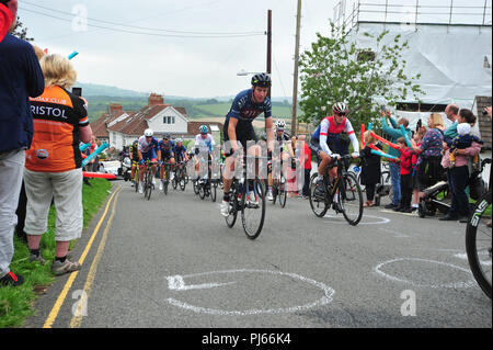 Bristol, UK. 4. September 2018. OVO Energy Tour von Großbritannien Stufe 3 Aktion am letzten Cat 1 Klettern an der Vorsehung Lane in Long Ashton. Große Menschenmengen, die 8% steigen und einen Kilometer nach oben. Rider 191 GAVIRIA Fernando COL des schnellen Schrittes Stockwerken war der Abreiß-Führer auf dem steilen Aufstieg, der Nähe zu Side Shot sieht Herumtollen auf dem Hügel. Robert Timoney/Alamy/Live/Aktuelles Stockfoto