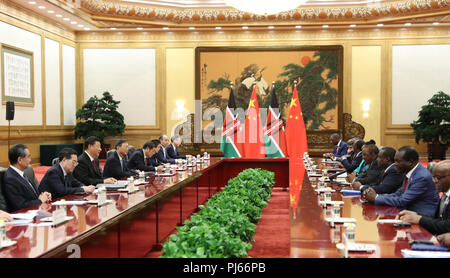Peking, China. 4. Sep 2018. Der chinesische Präsident Xi Jinping trifft sich mit kenianischen Präsidenten Uhuru Kenyatta in der Großen Halle des Volkes in Peking, der Hauptstadt von China, Sept. 4, 2018. Credit: Ju Peng-/Xinhua/Alamy leben Nachrichten Stockfoto