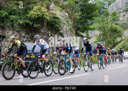 Cheddar Gorge, UK. 4. September 2018. Radfahrer, die sich an der OVO Energy Tour 2018 von Großbritannien Fahrt durch die Cheddar Gorge in Somerset. Dies war das dritte Stadium, in dem gestartet und in Bristol Credit: David Betteridge/Alamy Leben Nachrichten beendet Stockfoto