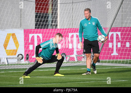 Torwart Treber - Andre ter Stegen (Deutschland) mit torwarttrainer Andreas Koepke (Deutschland). GES/Fußball/Training der Deutschen Fußball-Nationalmannschaft in München, 04.09.2018 Fußball/Praxis deutsche Fußball-Nationalmannschaft, München, 4. September 2018 | Verwendung weltweit Stockfoto