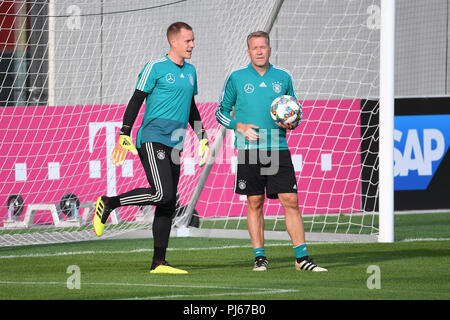 Torwart Treber - Andre ter Stegen (Deutschland) mit torwarttrainer Andreas Koepke (Deutschland). GES/Fußball/Training der Deutschen Fußball-Nationalmannschaft in München, 04.09.2018 Fußball/Praxis deutsche Fußball-Nationalmannschaft, München, 4. September 2018 | Verwendung weltweit Stockfoto