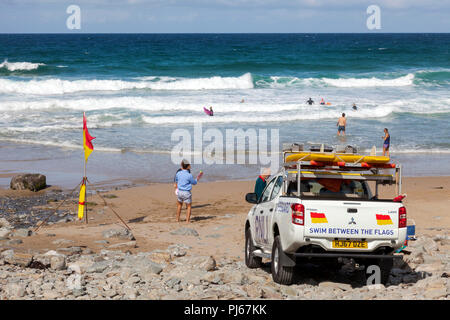 Kapelle Porth, Cornwall, Großbritannien 4. September 2018. Strand goers genießen Sie den Spätsommer Sonnenschein an einem warmen Tag auf Kapelle Porth Strand am Atlantik nördlich der Küste von Cornwall. Credit: Mark Richardson/Alamy leben Nachrichten Stockfoto