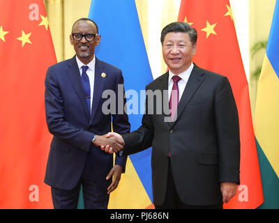 Peking, China. 4. Sep 2018. Der chinesische Präsident Xi Jinping (R) trifft sich mit ruandischen Präsidenten Paul Kagame in der Großen Halle des Volkes in Peking, der Hauptstadt von China, Sept. 4, 2018. Credit: Ju Peng-/Xinhua/Alamy leben Nachrichten Stockfoto