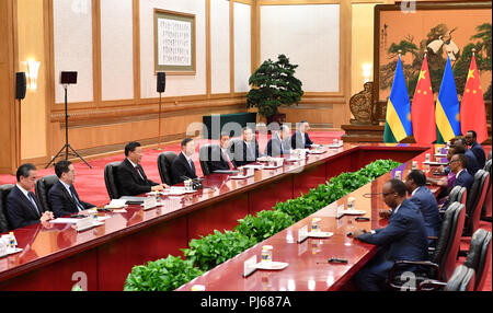 Peking, China. 4. Sep 2018. Der chinesische Präsident Xi Jinping trifft sich mit ruandischen Präsidenten Paul Kagame in der Großen Halle des Volkes in Peking, der Hauptstadt von China, Sept. 4, 2018. Credit: Yin Bogu/Xinhua/Alamy leben Nachrichten Stockfoto