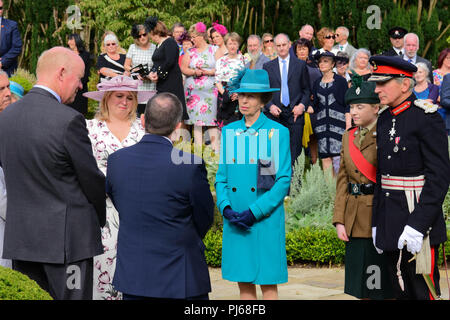 Hillbrough Schloss, Nordirland. 4. September 2018. Ihre Königliche Hoheit Prinzessin besuchte der Staatssekretär für Nordirland Irland jährliche Gartenparty auf Hillsborough Castle, Prinzessin Anne met und sprach mit den Besuchern bei einem Rundgang in die Gärten. Hillsborough: Co unten: UK: 4. Sept 2018 Credit: Mark Winter/Alamy leben Nachrichten Stockfoto