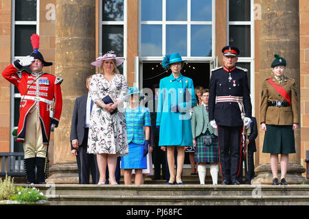 Hillbrough Schloss, Nordirland. 4. September 2018. Ihre Königliche Hoheit Prinzessin besuchte der Staatssekretär für Nordirland Irland jährliche Gartenparty auf Hillsborough Castle, Prinzessin Anne met und sprach mit den Besuchern bei einem Rundgang in die Gärten. Hillsborough: Co unten: UK: 4. Sept 2018 Credit: Mark Winter/Alamy leben Nachrichten Stockfoto