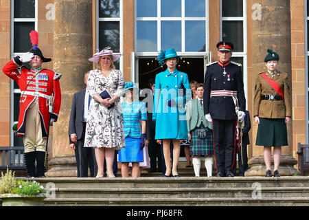 Hillbrough Schloss, Nordirland. 4. September 2018. Ihre Königliche Hoheit Prinzessin besuchte der Staatssekretär für Nordirland Irland jährliche Gartenparty auf Hillsborough Castle, Prinzessin Anne met und sprach mit den Besuchern bei einem Rundgang in die Gärten. Hillsborough: Co unten: UK: 4. Sept 2018 Credit: Mark Winter/Alamy leben Nachrichten Stockfoto