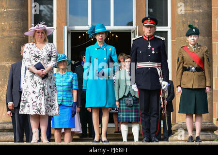 Hillbrough Schloss, Nordirland. 4. September 2018. Ihre Königliche Hoheit Prinzessin besuchte der Staatssekretär für Nordirland Irland jährliche Gartenparty auf Hillsborough Castle, Prinzessin Anne met und sprach mit den Besuchern bei einem Rundgang in die Gärten. Hillsborough: Co unten: UK: 4. Sept 2018 Credit: Mark Winter/Alamy leben Nachrichten Stockfoto