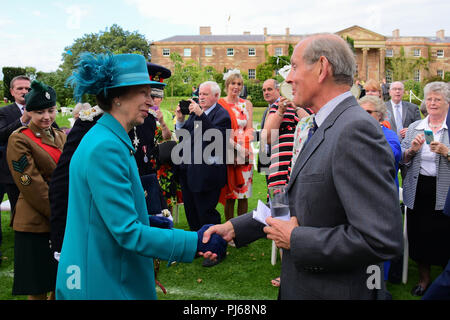 Hillbrough Schloss, Nordirland. 4. September 2018. Ihre Königliche Hoheit Prinzessin besuchte der Staatssekretär für Nordirland Irland jährliche Gartenparty auf Hillsborough Castle, Prinzessin Anne met und sprach mit den Besuchern bei einem Rundgang in die Gärten. Hillsborough: Co unten: UK: 4. Sept 2018 Credit: Mark Winter/Alamy leben Nachrichten Stockfoto