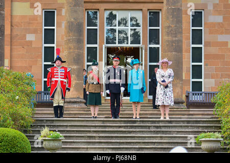 Hillbrough Schloss, Nordirland. 4. September 2018. Ihre Königliche Hoheit Prinzessin besuchte der Staatssekretär für Nordirland Irland jährliche Gartenparty auf Hillsborough Castle, Prinzessin Anne met und sprach mit den Besuchern bei einem Rundgang in die Gärten. Hillsborough: Co unten: UK: 4. Sept 2018 Credit: Mark Winter/Alamy leben Nachrichten Stockfoto