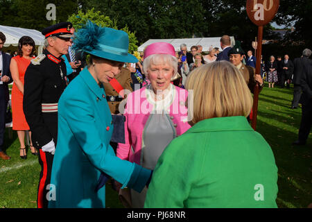 Hillbrough Schloss, Nordirland. 4. September 2018. Ihre Königliche Hoheit Prinzessin besuchte der Staatssekretär für Nordirland Irland jährliche Gartenparty auf Hillsborough Castle, Prinzessin Anne met und sprach mit den Besuchern bei einem Rundgang in die Gärten. Hillsborough: Co unten: UK: 4. Sept 2018 Credit: Mark Winter/Alamy leben Nachrichten Stockfoto