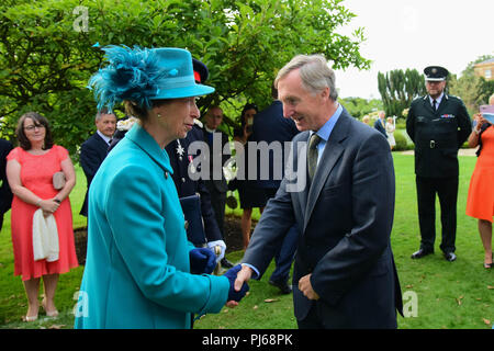 Hillbrough Schloss, Nordirland. 4. September 2018. Ihre Königliche Hoheit Prinzessin besuchte der Staatssekretär für Nordirland Irland jährliche Gartenparty auf Hillsborough Castle, Prinzessin Anne met und sprach mit den Besuchern bei einem Rundgang in die Gärten. Hillsborough: Co unten: UK: 4. Sept 2018 Credit: Mark Winter/Alamy leben Nachrichten Stockfoto