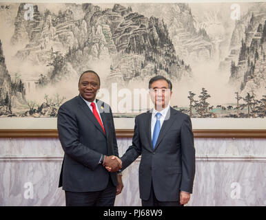 Peking, China. 4. Sep 2018. Wang Yang (R), der Vorsitzende der Chinese People's Political Consultative Conference National Committee, trifft sich mit kenianischen Präsidenten Uhuru Kenyatta in Peking, der Hauptstadt von China, Sept. 4, 2018. Credit: zhai Jianlan/Xinhua/Alamy leben Nachrichten Stockfoto