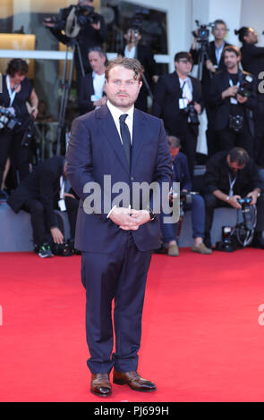 Venedig, Italien. 4. Sep 2018. Regisseur Brady Corbet besucht die Premiere des Films 'Vox Lux' beim 75. Internationalen Filmfestival von Venedig in Venedig, Italien, an Sept. 4, 2018. Credit: Cheng Tingting/Xinhua/Alamy leben Nachrichten Stockfoto