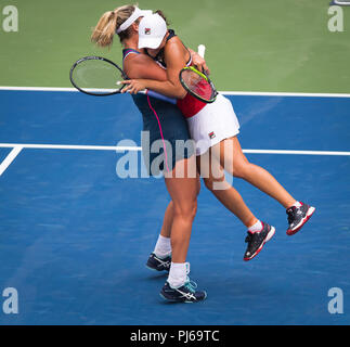 New York, USA. September 4, 2018 - Ashleigh Barty von Australien & Coco Vandeweghe der Vereinigten Staaten spielen verdoppelt auf 2018 US Open Grand Slam Tennis Turnier. New York, USA. September 04, 2018. Quelle: AFP 7/ZUMA Draht/Alamy leben Nachrichten Stockfoto