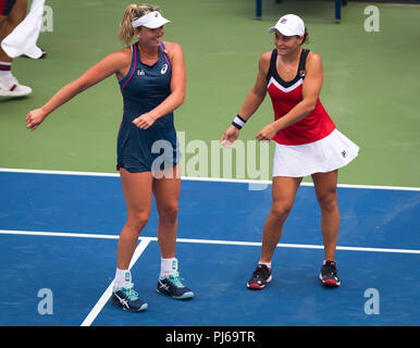 New York, USA. September 4, 2018 - Ashleigh Barty von Australien & Coco Vandeweghe der Vereinigten Staaten spielen verdoppelt auf 2018 US Open Grand Slam Tennis Turnier. New York, USA. September 04, 2018. Quelle: AFP 7/ZUMA Draht/Alamy leben Nachrichten Stockfoto