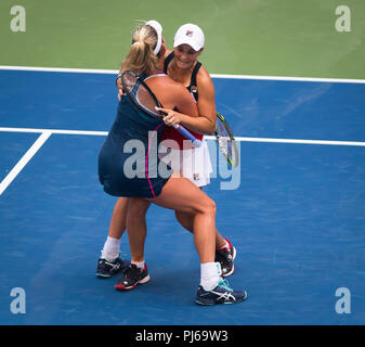 New York, USA. September 4, 2018 - Ashleigh Barty von Australien & Coco Vandeweghe der Vereinigten Staaten spielen verdoppelt auf 2018 US Open Grand Slam Tennis Turnier. New York, USA. September 04, 2018. Quelle: AFP 7/ZUMA Draht/Alamy leben Nachrichten Stockfoto