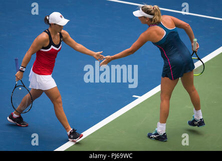 New York, USA. September 4, 2018 - Ashleigh Barty von Australien & Coco Vandeweghe der Vereinigten Staaten spielen verdoppelt auf 2018 US Open Grand Slam Tennis Turnier. New York, USA. September 04, 2018. Quelle: AFP 7/ZUMA Draht/Alamy leben Nachrichten Stockfoto