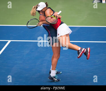 New York, USA. September 4, 2018 - Ashleigh Barty von Australien & Coco Vandeweghe der Vereinigten Staaten spielen verdoppelt auf 2018 US Open Grand Slam Tennis Turnier. New York, USA. September 04, 2018. Quelle: AFP 7/ZUMA Draht/Alamy leben Nachrichten Stockfoto