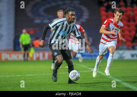 Doncaster, Großbritannien. 4. September 2018, Keepmoat Stadion, Doncaster, England: EFL Checkatrade Trophäe, Doncaster v Newcastle U21; Stefan O'Connor von Newcastle United U21 nimmt den Ball aus der Verteidigung EDITORIAL NUR VERWENDEN Keine Verwendung mit nicht autorisierten Audio-, Video-, Daten-, Spielpläne, Verein/liga Logos oder "live" Dienstleistungen. On-line-in-Match auf 45 Bilder beschränkt, kein Video-Emulation. Keine Verwendung in Wetten, Spiele oder einzelne Verein/Liga/player Publikationen und alle englischen Fußball-Liga Bilder unterliegen dem DataCo Lizenz Credit: Aktuelles Bilder/Alamy leben Nachrichten Stockfoto