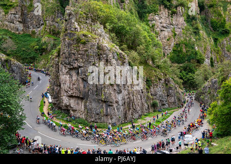 Cheddar Gorge, UK. 4. September 2018. Radfahrer Rennen durch Cheddar Gorge in Stufe Drei der Tour 2018 von Großbritannien. Phil Dawson Credit: Phil Dawson/Alamy leben Nachrichten Stockfoto