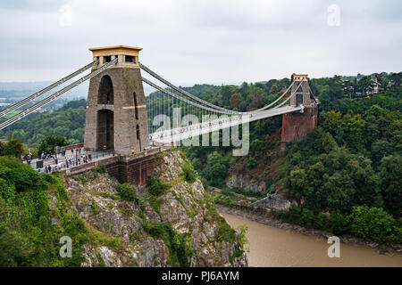 Bristol, UK. 4. September 2018. Radfahrer überqueren Sie die Clifton Suspension Bridge in Bristol in Stufe Drei der Tour 2018 von Großbritannien. Phil Dawson Credit: Phil Dawson/Alamy leben Nachrichten Stockfoto