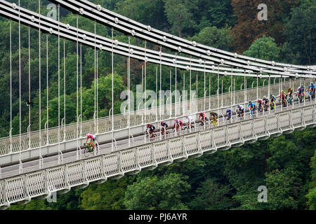 Bristol, UK. 4. September 2018. Radfahrer überqueren Sie die Clifton Suspension Bridge in Bristol in Stufe Drei der Tour 2018 von Großbritannien. Phil Dawson Credit: Phil Dawson/Alamy leben Nachrichten Stockfoto